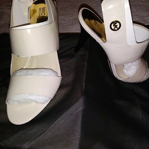 Michael Kors Vanilla sandles. Size 7.5